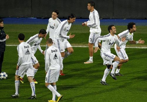 银河战舰欧冠破浪，<a href='/news/tag/286.html' style='color: blue;'>皇马</a>逆境铸传奇新章